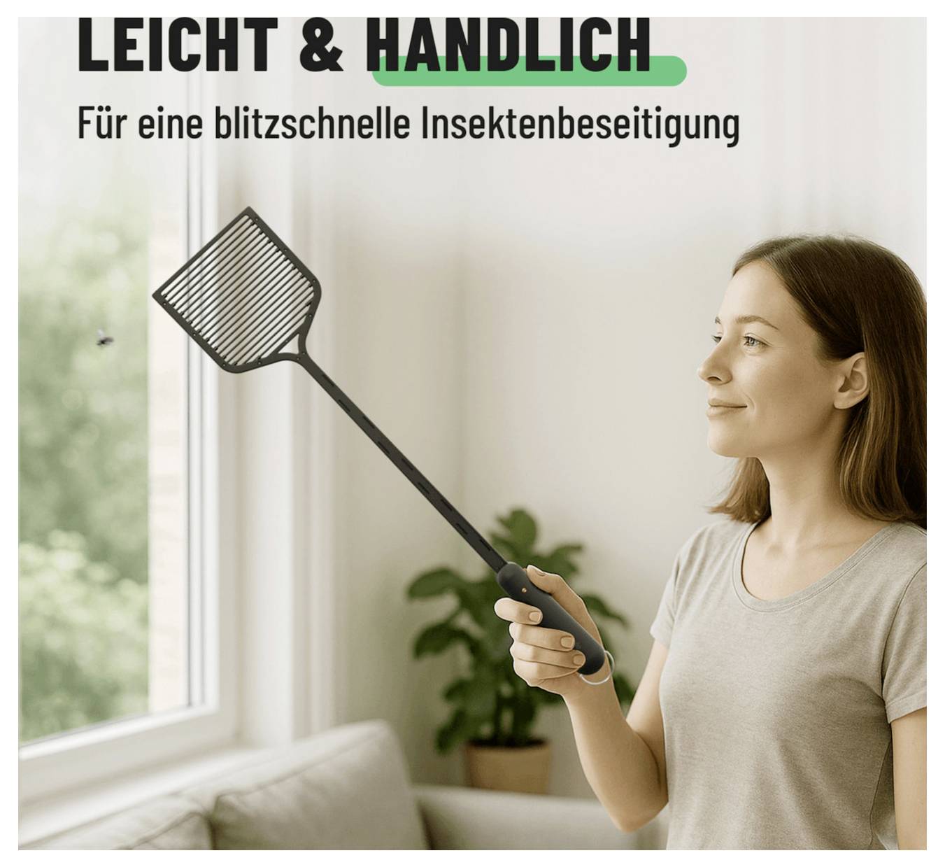 Frau, die einen ausgefahrenen elektrischen Insektenvernichter drinnen an einem Fenster hält, mit Text "LEICHT & HANDLICH" und "Für eine blitzschnelle Insektenbeseitigung".