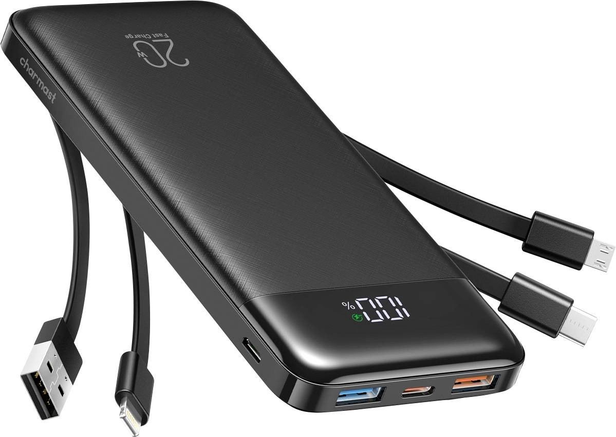 Schwarze tragbare Powerbank mit integrierten Ladekabeln und USB-Anschlüssen, mit digitaler Batteriestandsanzeige auf der Vorderseite.