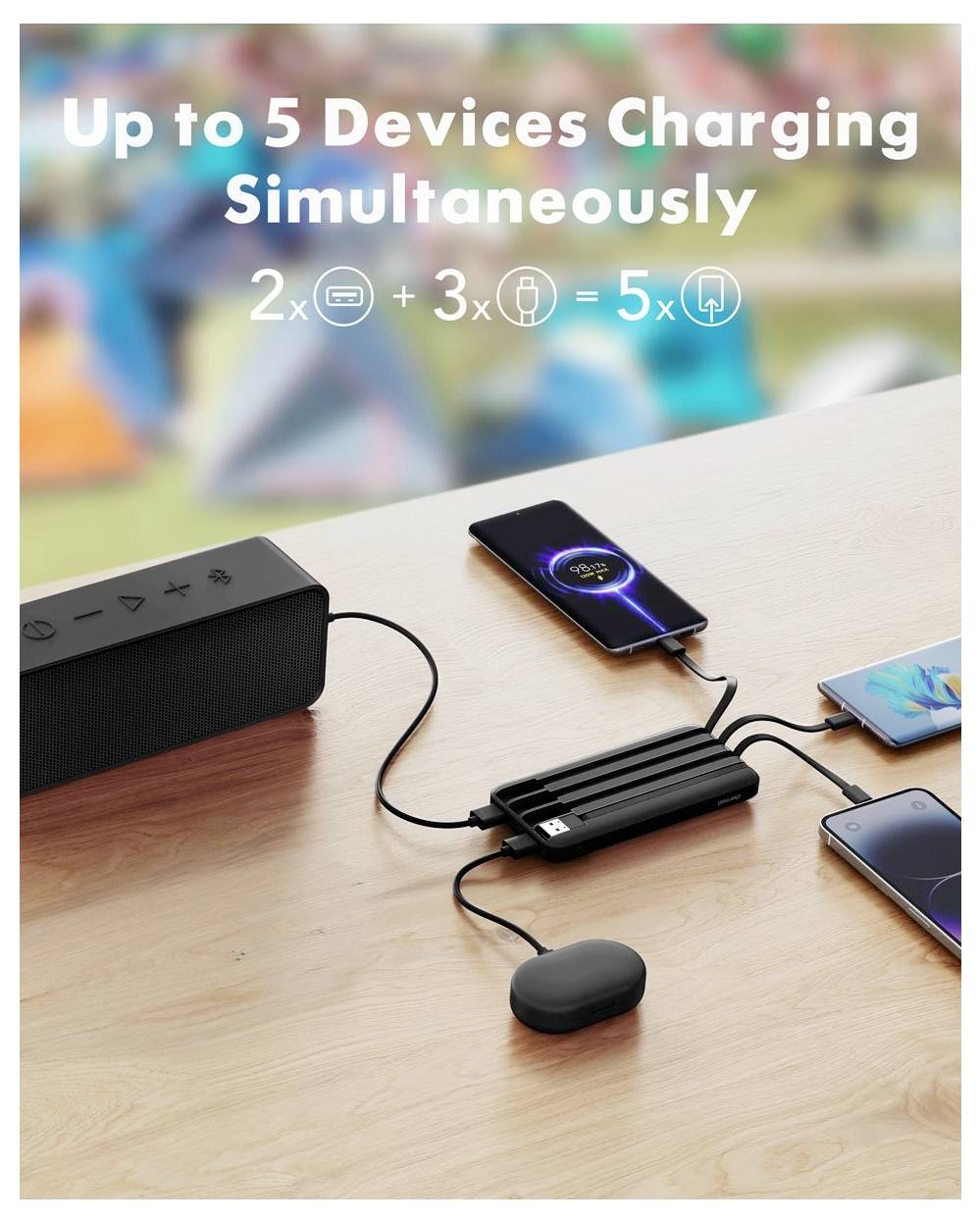 Tragbare Ladestation lädt bis zu 5 Geräte gleichzeitig auf, mit einem Telefon, Kopfhörern und anderen Geräten, die auf einem Schreibtisch angeschlossen sind.