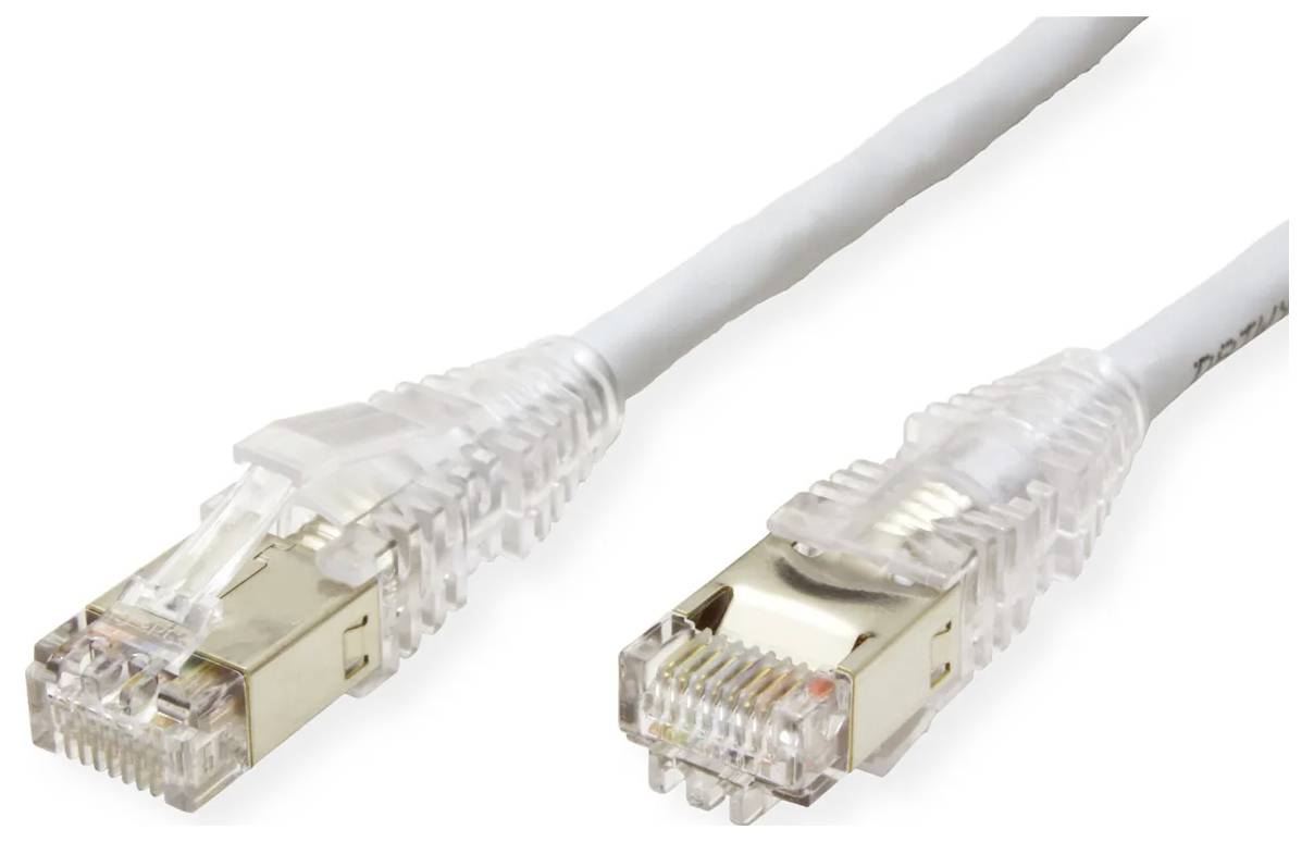 Zwei Ethernet-Netzwerkkabel mit RJ45-Steckern auf weißem Hintergrund.