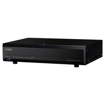 Schwarzer i-PRO-Netzwerk-Videorekorder mit vorderer USB-Anschluss und Statusanzeigen auf weißem Hintergrund.