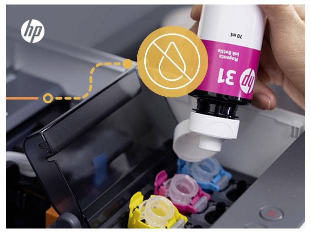 Hand gießt rosa HP 31-Tinte in einen HP-Druckerpatronenschacht mit sichtbaren gelben, cyan- und magentafarbenen Tanks.