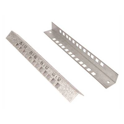 Zwei Metalleckleisten für Gipskartonplatten, eine mit rechteckigen Perforationen und gedruckten Maßstäben, auf weißem Hintergrund dargestellt.