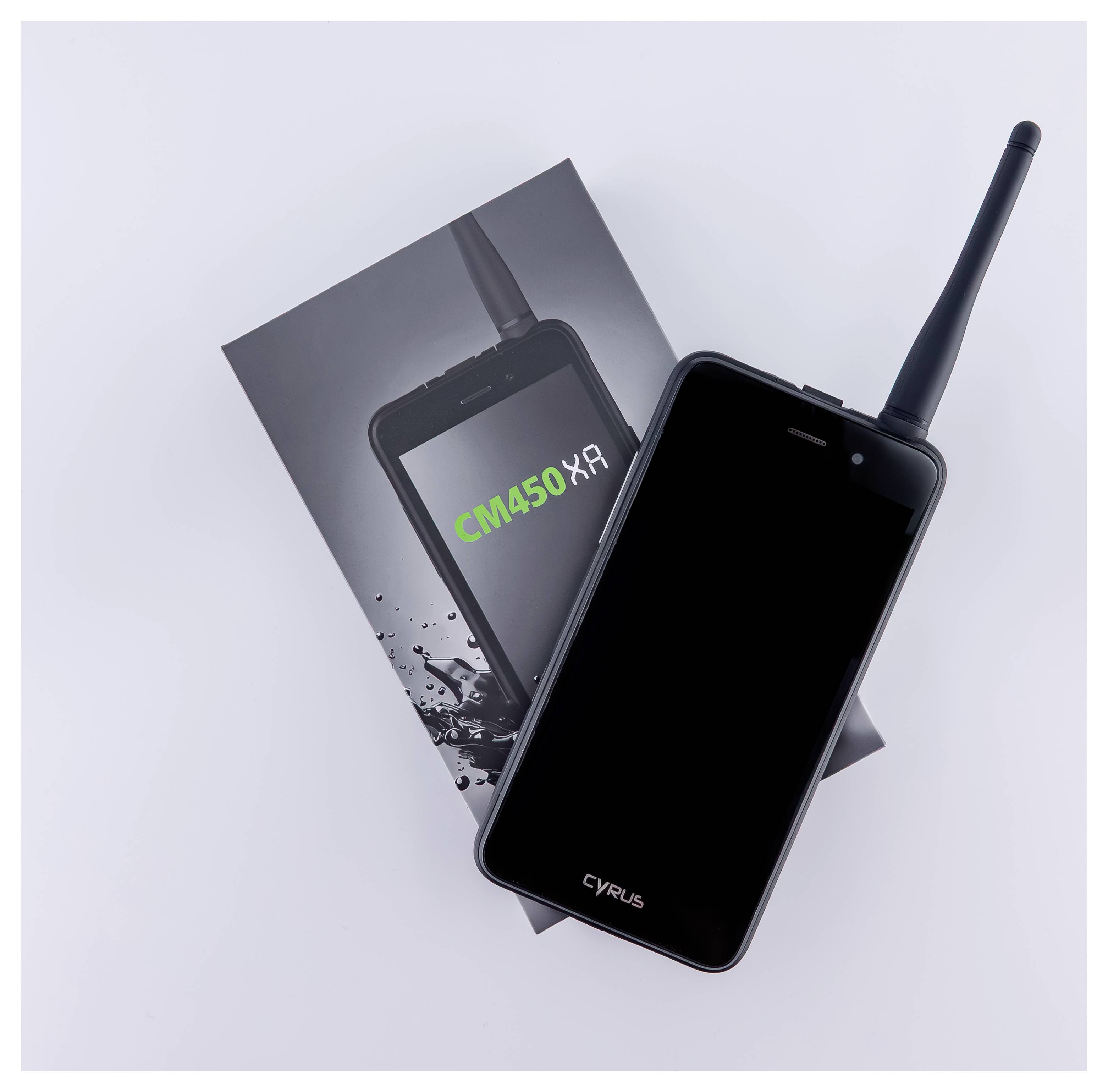 Robustes schwarzes Smartphone mit Antenne auf der Oberseite seiner Box, gekennzeichnet mit "CM450XA" und "CYRUS".