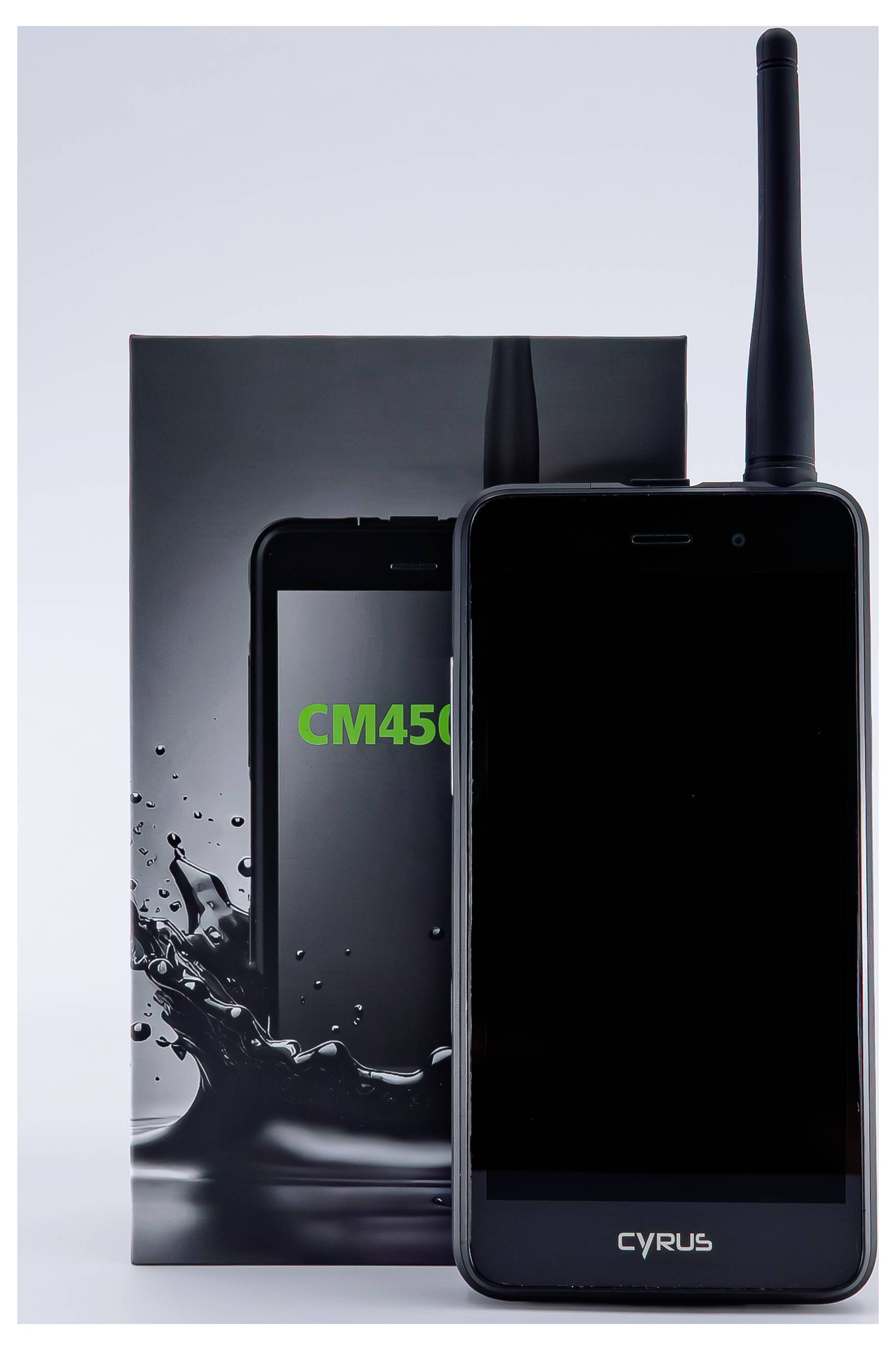 Black Cyrus CM450 rugged phone mit Antenne gezeigt vor seiner Schachtel, mit Wasserspritze-Grafik, die Langlebigkeit andeutet