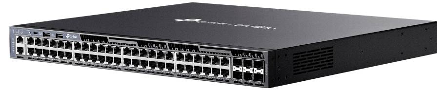 Vorderansicht eines schwarzen Netzwerk-Switches mit vielen Ethernet-Anschlüssen und einigen Uplink-Slots, in Perspektive auf weißem Hintergrund dargestellt.