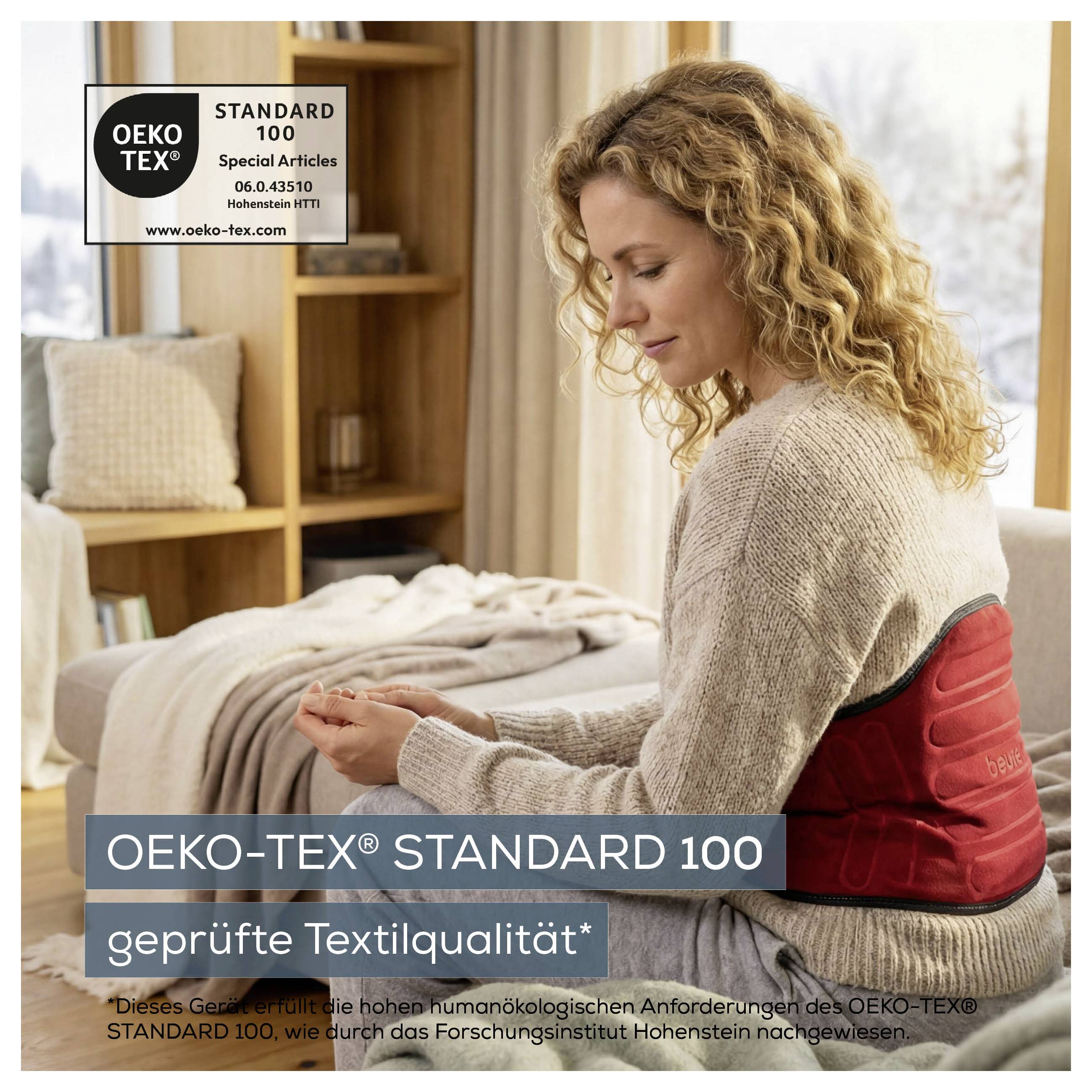 Frau sitzt mit rotem Rückenwärmer auf dem Bett; Bild wirbt für 'OEKO-TEX STANDARD 100' und 'geprüfte Textilqualität'.