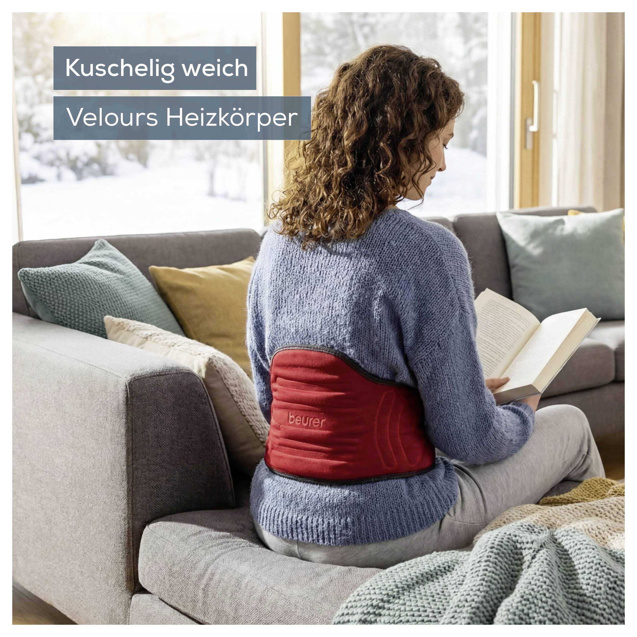 Frau liest auf dem Sofa mit rotem Velours-Heizkissen am Rücken; Text: 'Kuschelig weich' und 'Velours Heizkörper'.