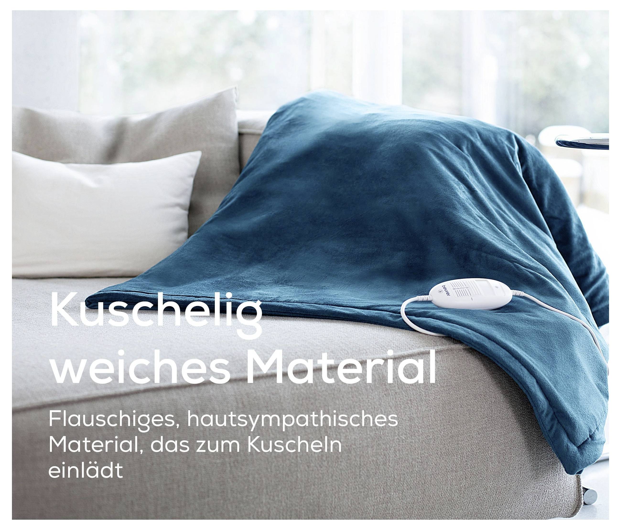 Graue Couch mit blauem Plaid; Text: 'Kuschelig weiches Material' und 'Flauschiges, hautsympathisches Material, das zum Kuscheln einlädt'.