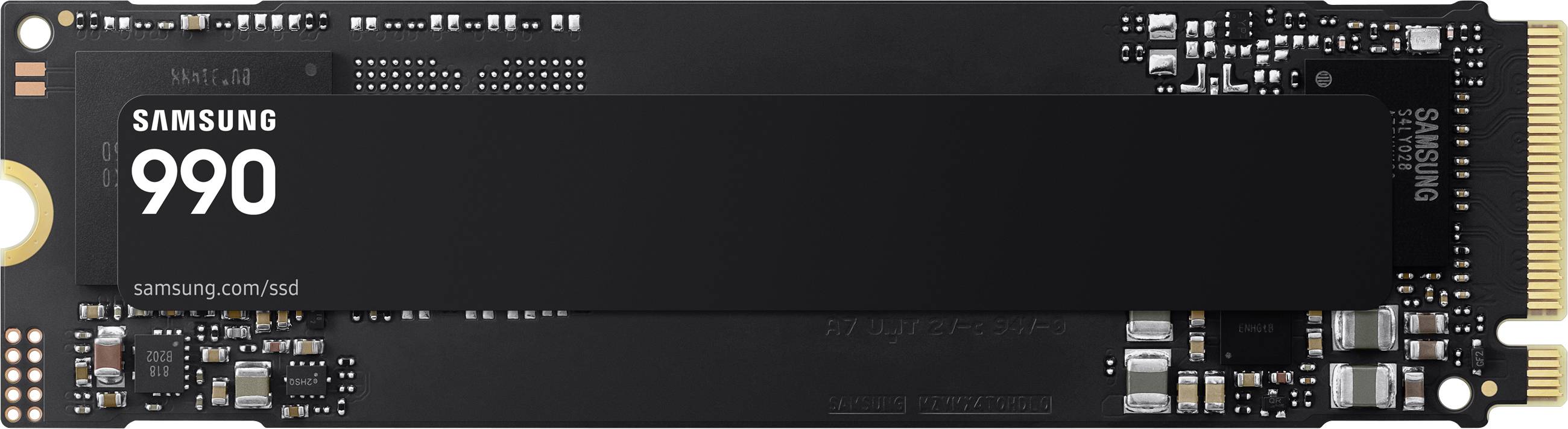 Samsung 990 M.2 SSD-Leiterplatte in Draufsicht, mit großem schwarzem Etikett und sichtbarem goldenem Kantenverbinder.