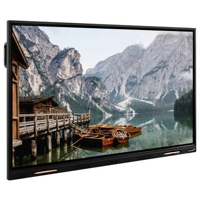 Flachbildfernseher zeigt eine Bergseenszene mit Holzsteg und Ruderbooten neben einer rustikalen Hütte