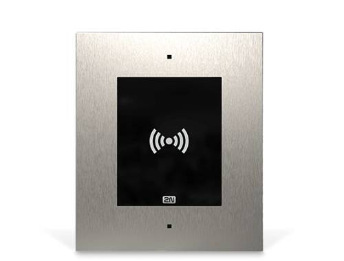 Gebürstete Metallwandplatte mit schwarzem Touchscreen und Wireless-/NFC-Symbol, wahrscheinlich ein Tür- oder Zugangsleser.