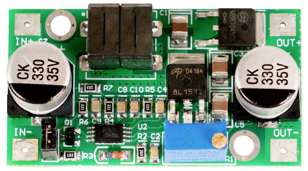 Elektronisches DC-DC-Wandlermodul-Schaltbrett mit IN+-, IN--, OUT+- und OUT-- Anschlüssen, großen Kondensatoren, Spulen, Chips und einem einstellbaren blauen Potentiometer.