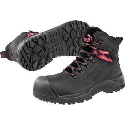 Schwarzer Puma-Sicherheitsstiefel, von der Seite und von der Sohle gezeigt, mit roten Akzenten, dickem Profil und verstärkter Zehenkappe zum Schutz auf der Baustelle.
