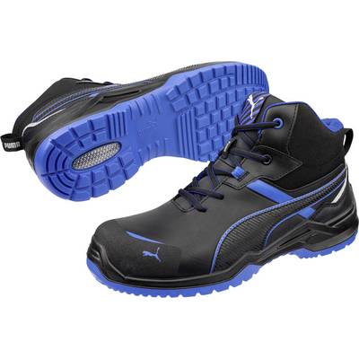 Schwarzer und blauer Puma-Arbeitsschuh von der Seite und Sohle gezeigt, wobei die robuste Lauffläche und das Schnürdesign hervorgehoben werden.