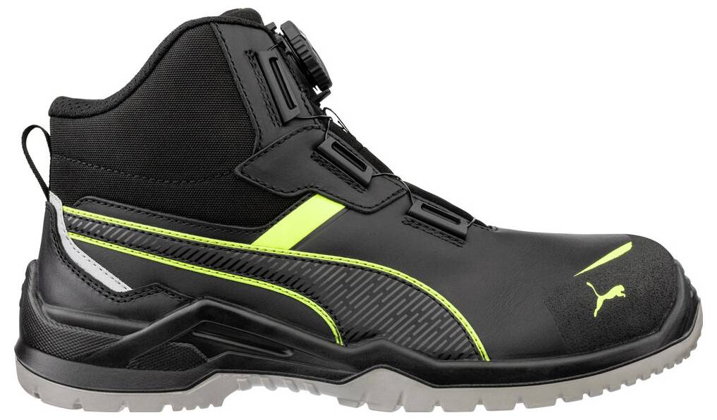 Schwarzer High-Top-Arbeitsstiefel von Puma mit neongelben Akzenten und grauer Außensohle, in Seitenansicht auf weißem Hintergrund dargestellt.