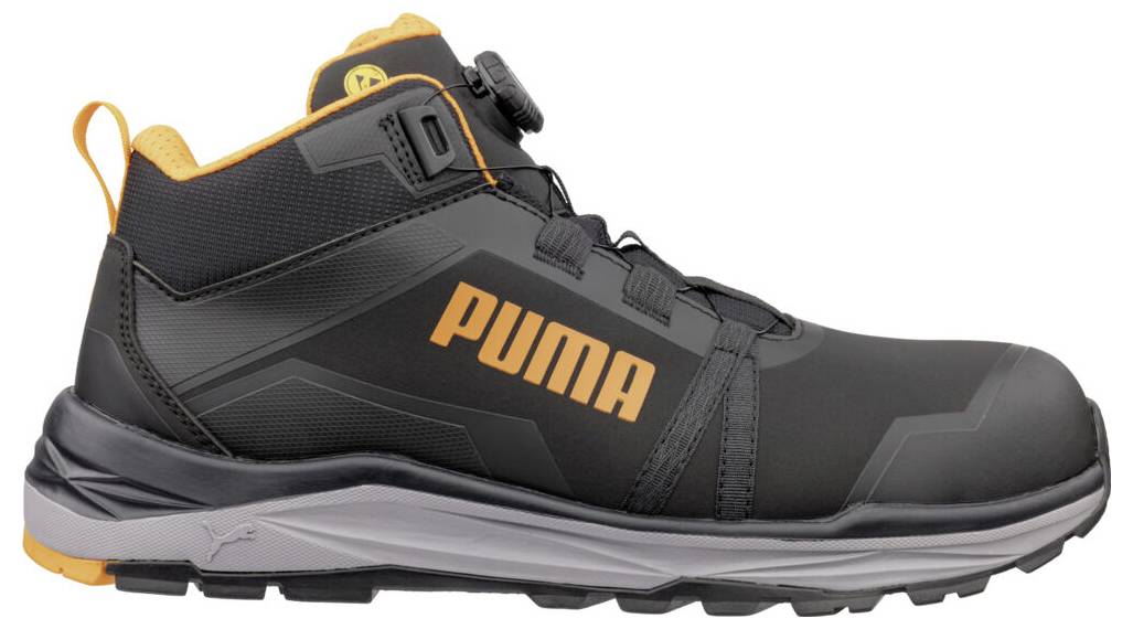 Schwarzer und oranger Puma High-Top Sportschuh in Seitenansicht auf weißem Hintergrund.