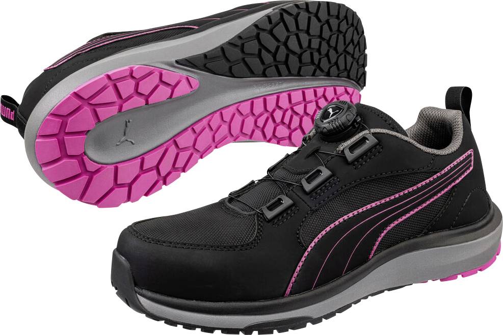 Schwarzer Sportschuh mit rosa Akzenten und strukturierter rosa-schwarzer Sohle, in Seitenansicht dargestellt mit sichtbarer Außensohle dahinter.
