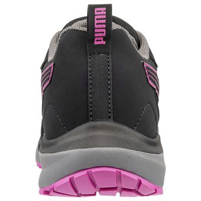 Rückansicht eines schwarzen Puma-Sportschuhs mit rosa Logo und Akzenten, zeigt eine dicke graue Mittelsohle und eine leuchtend rosa Laufsohle.