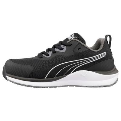 Schwarzer Puma-Sportschuh mit weißer Sohle und silbernem Stripe-Logo, in Seitenansicht auf weißem Hintergrund gezeigt.