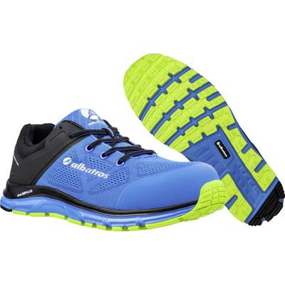 Blaue und schwarze athletische Sicherheitsschuhe mit neongrünen Sohlen, von der Seite und von unten gezeigt, um das Profil und das Branding hervorzuheben.
