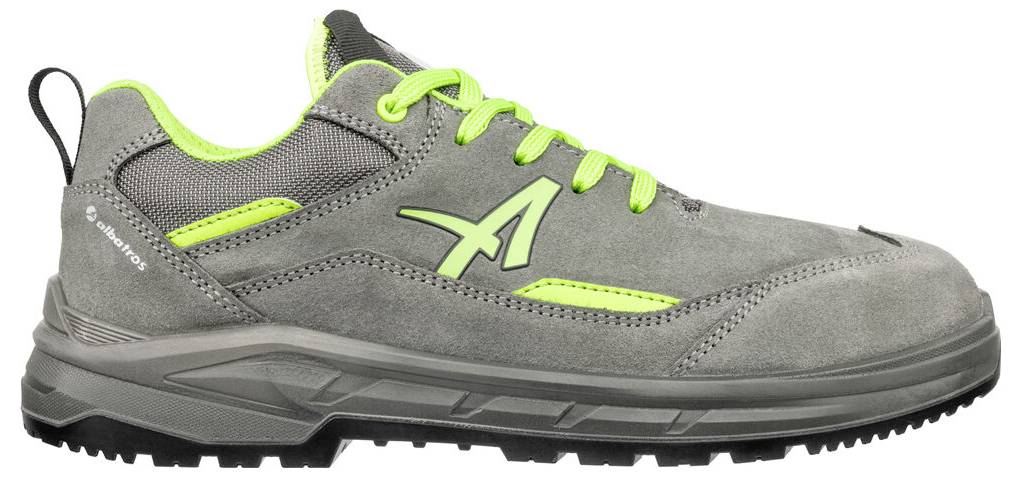 Grauer und neon-grüner niedriger Wanderschuh in Seitenansicht auf weißem Hintergrund.