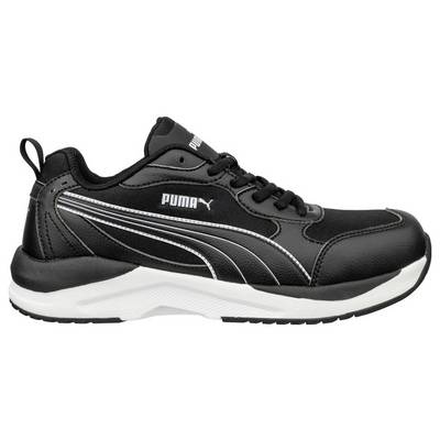 Schwarzer Puma-Sportschuh mit weißer Sohle und silbernen Seitenstreifen, in Profilansicht auf weißem Hintergrund dargestellt.