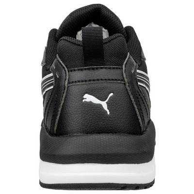 Rückansicht eines schwarzen Puma-Sportschuhs mit weißem Logo und dicker weißer Sohle.