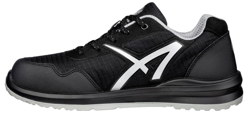 Schwarzer athletischer Golfschuh mit weißem Logo, in der Seitenansicht auf weißem Hintergrund dargestellt.