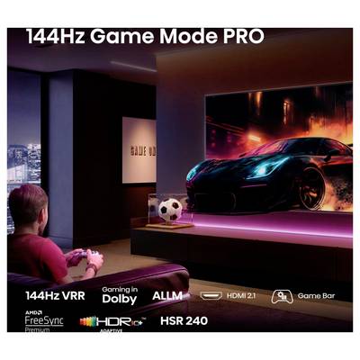 Werbebild eines Gamers, der einen Fernseher mit einem Rennwagen beobachtet, der den 144-Hz-Gaming-Modus Pro, 144-Hz-VRR, Dolby Gaming, ALLM, HDMI 2.1, Game Bar, FreeSync Premium, HDR10+ Adaptive und HSR 240 hervorhebt.