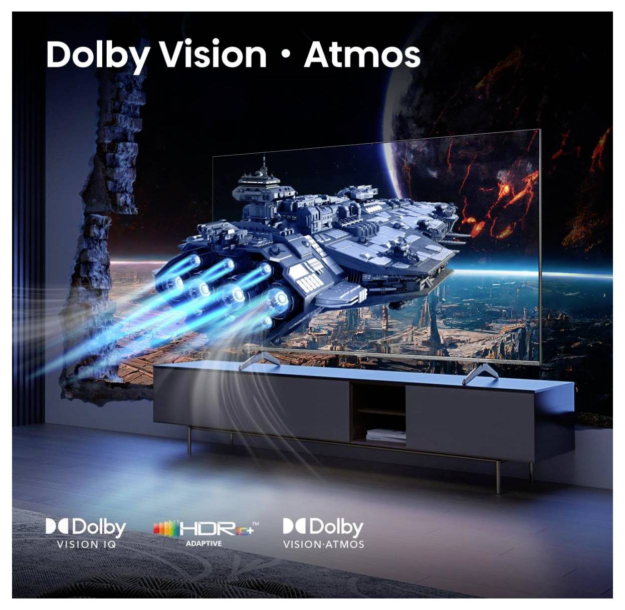 Dolby Vision Atmos TV-Werbung zeigt ein Raumschiff, das durch den Weltraum rast, auf einem großen Bildschirm, mit Dolby Vision IQ, HDR Adaptive und Dolby Vision Atmos Logos.
