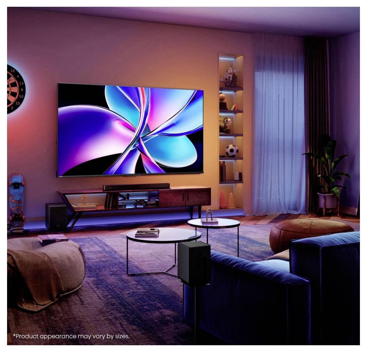 Modernes Wohnzimmer mit einem großen, wandmontierten Fernseher, der abstrakte bunte Grafiken anzeigt, Sofas, Couchtische, Regale und Umgebungsbeleuchtung.