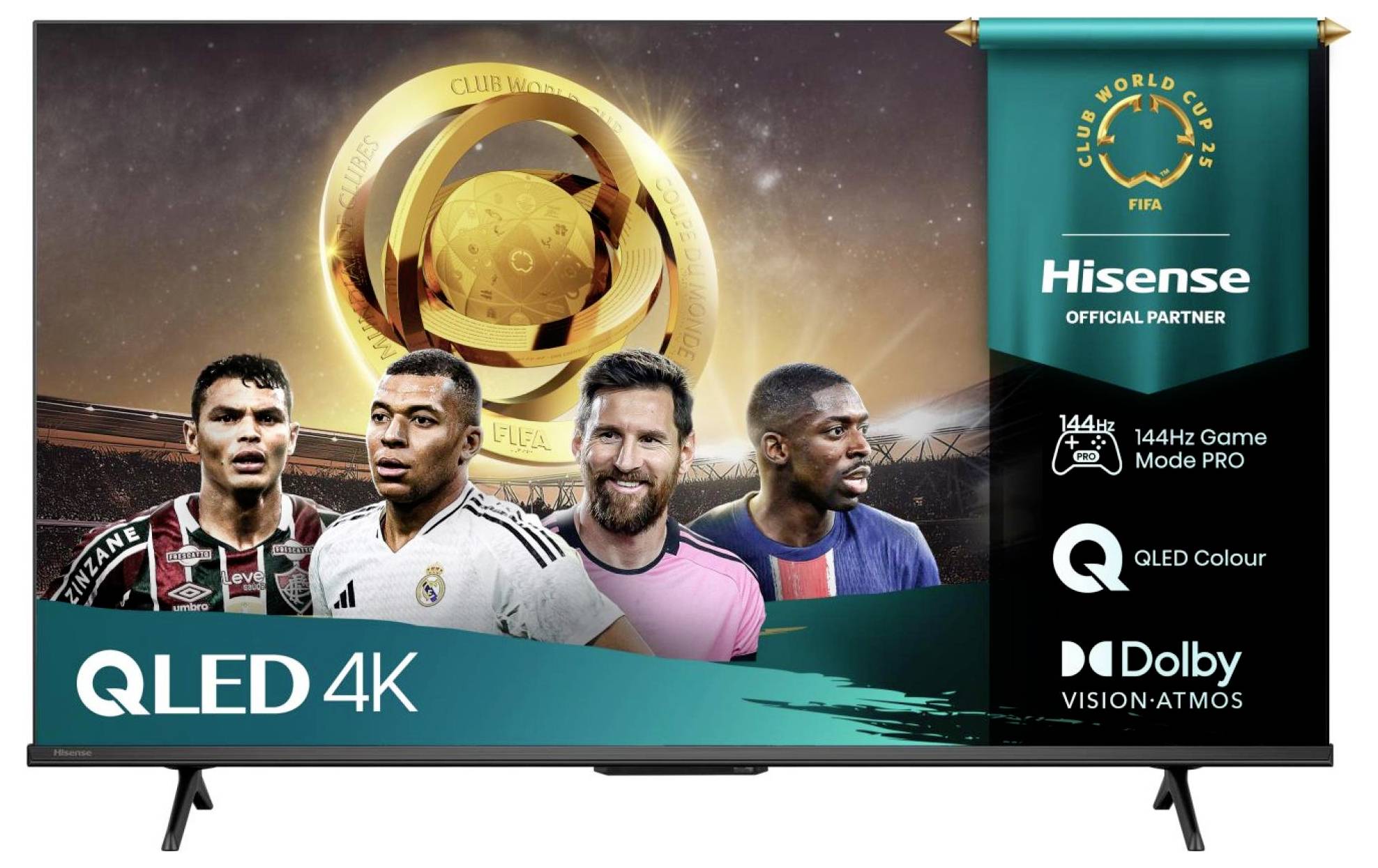 Hisense QLED 4K TV-Anzeige mit FIFA Club World Cup-Branding, vier Fußballspielern und Logos für 144Hz Game Mode Pro, QLED Colour und Dolby Vision Atmos.