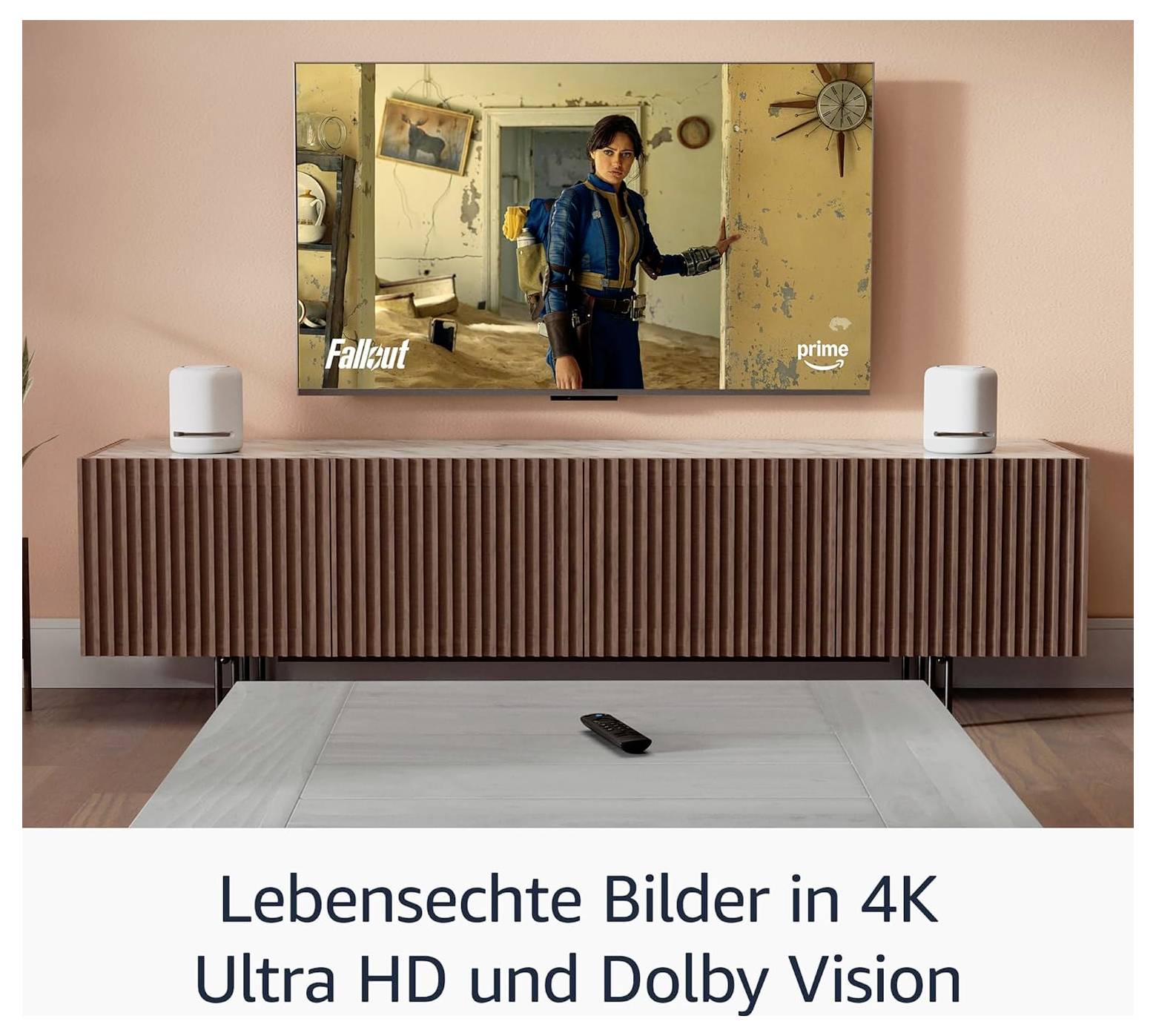 Ein Fernseher in einem modernen Wohnzimmer zeigt eine "Fallout"-Szene mit dem Prime Video-Logo; darunter steht deutscher Text: "Lebensechte Bilder in 4K Ultra HD und Dolby Vision".