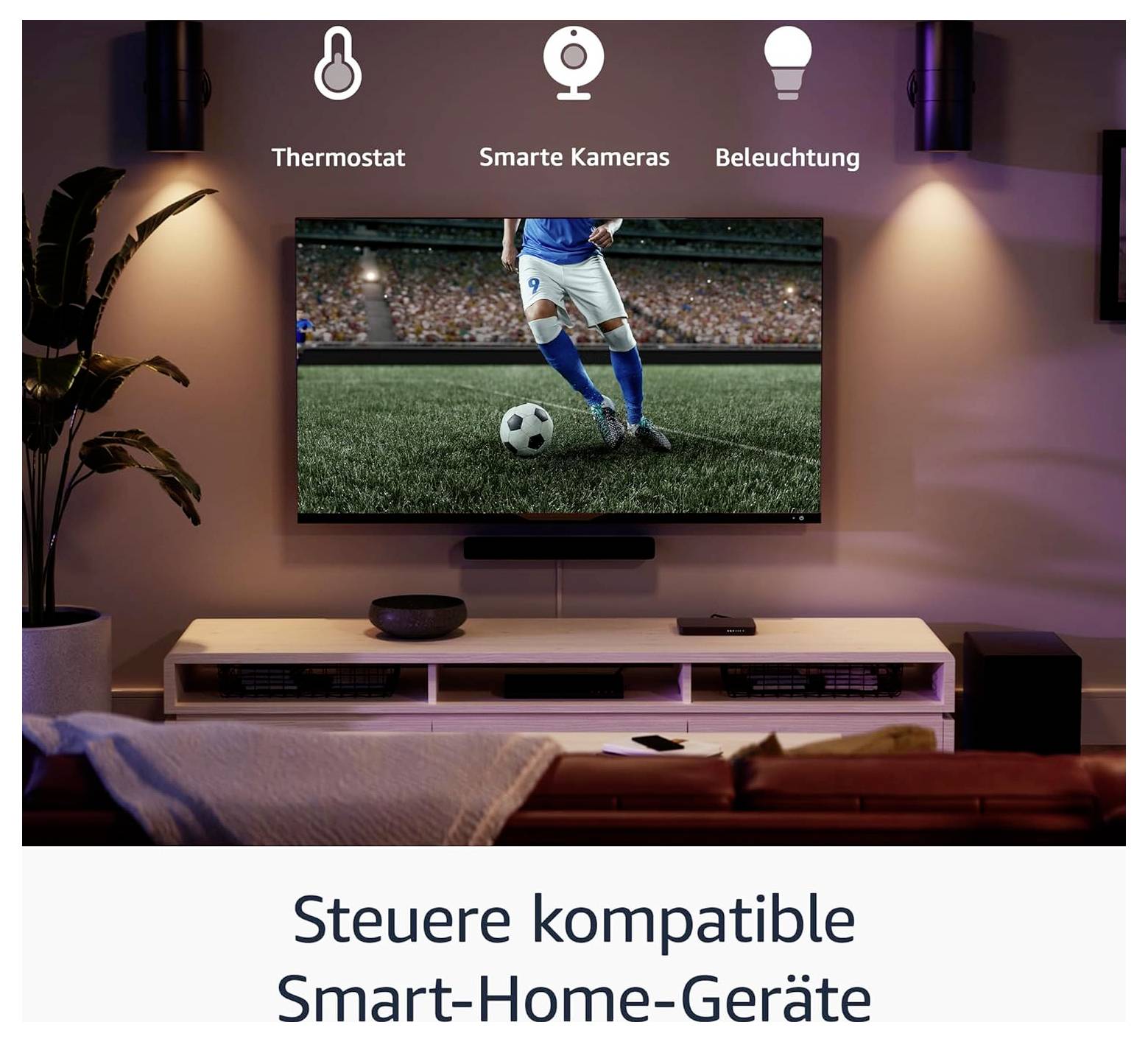 Intelligentes Wohnzimmer mit Fernseher, auf dem ein Fußballspiel gezeigt wird, und Symbolen für Thermostat, intelligente Kameras und Beleuchtung über dem Text "Steuere kompatible Smart-Home-Geräte"