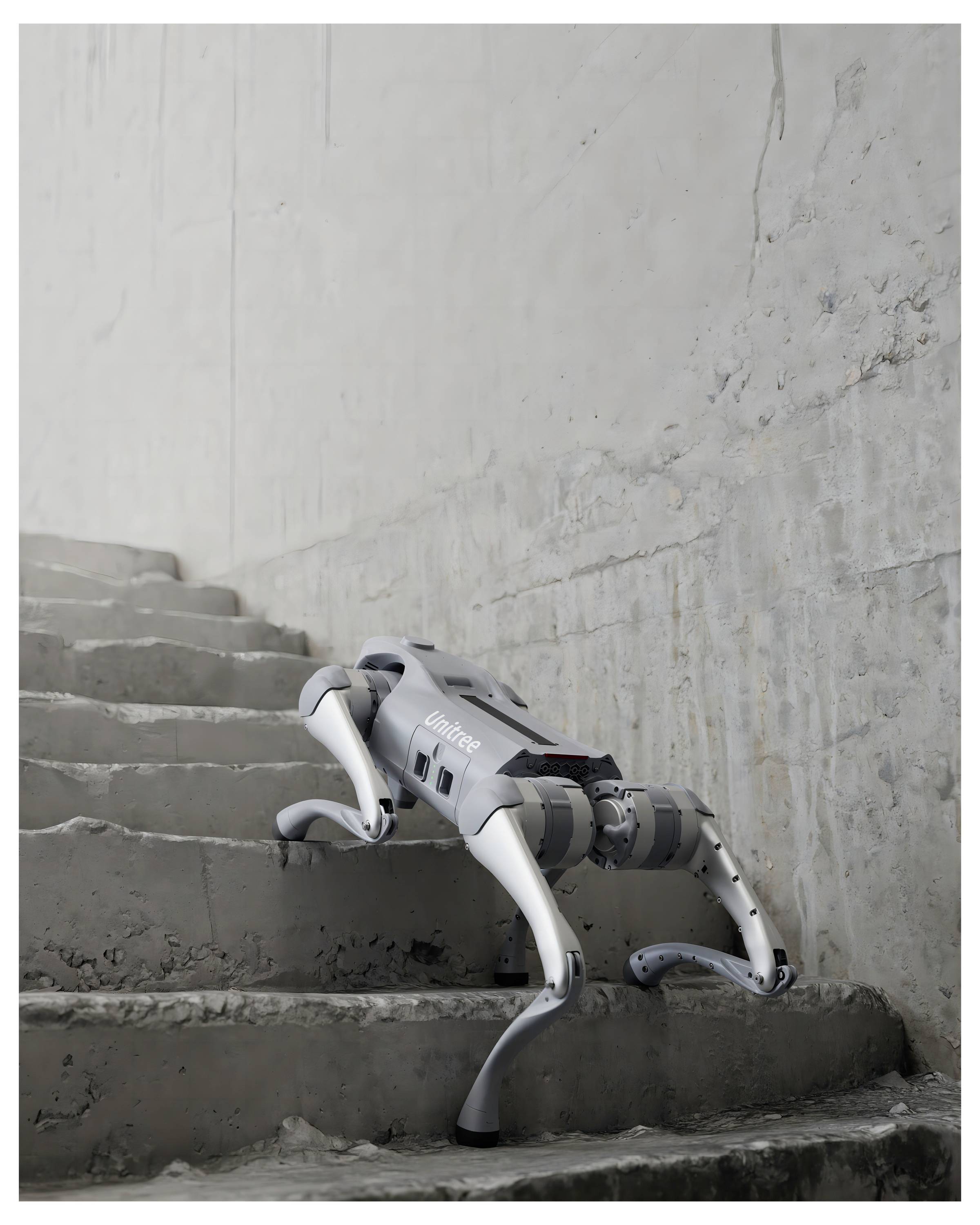 Vierbeiner-Roboter erklimmt eine Betontreppe in einem kahlen, unvollendeten Treppenhaus.