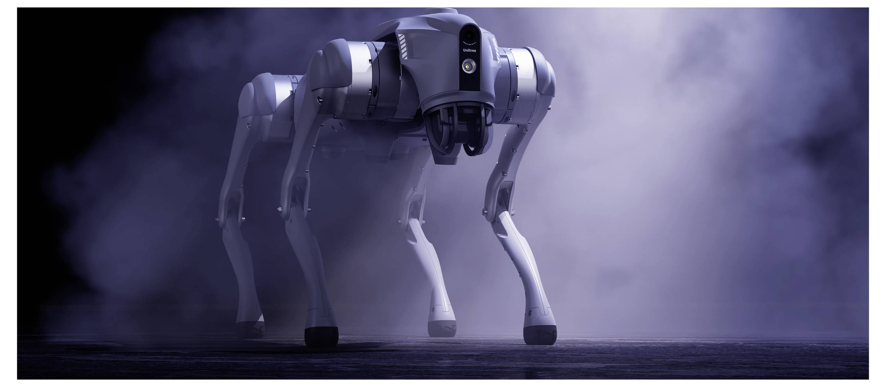 Ein vierbeiniger robotischer Hund steht in violettem Rauch auf einem dunklen Boden und blickt nach vorne in einer dramatischen Studioaufnahme.