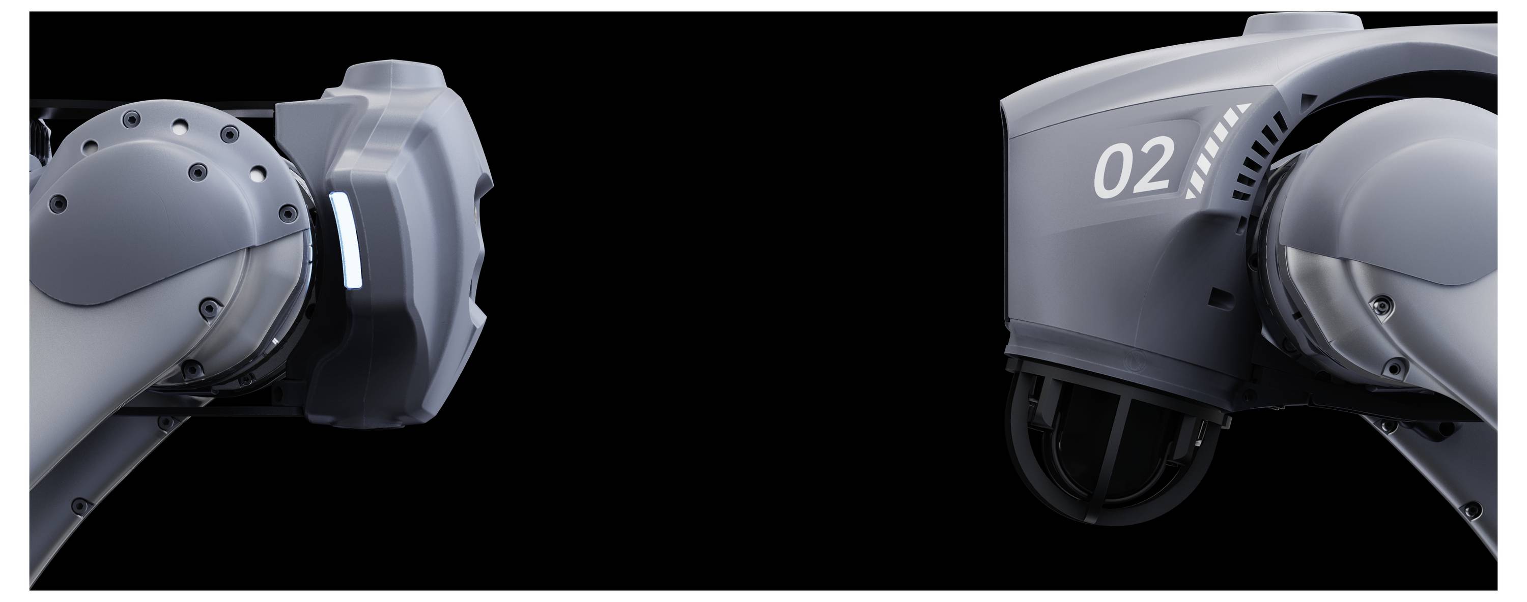 Nahaufnahme von zwei grauen mechanischen Roboterarm gegenüber voneinander vor einem schwarzen Hintergrund, wobei einer mit „02" gekennzeichnet ist.