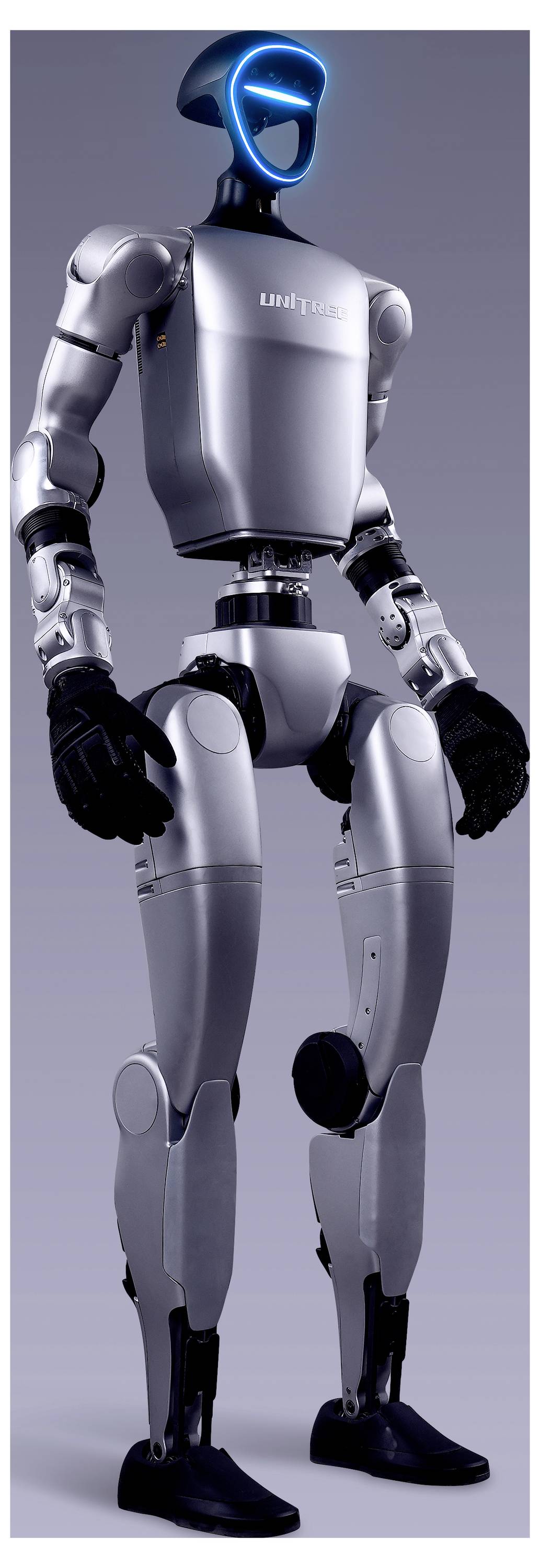 Humanoider Ganzkörper-Silberroboter mit schwarzen Händen und Füßen, aufrecht auf einem einfachen grauen Hintergrund stehend, mit leuchtend blauem Gesichtsvisier und Kopfring.