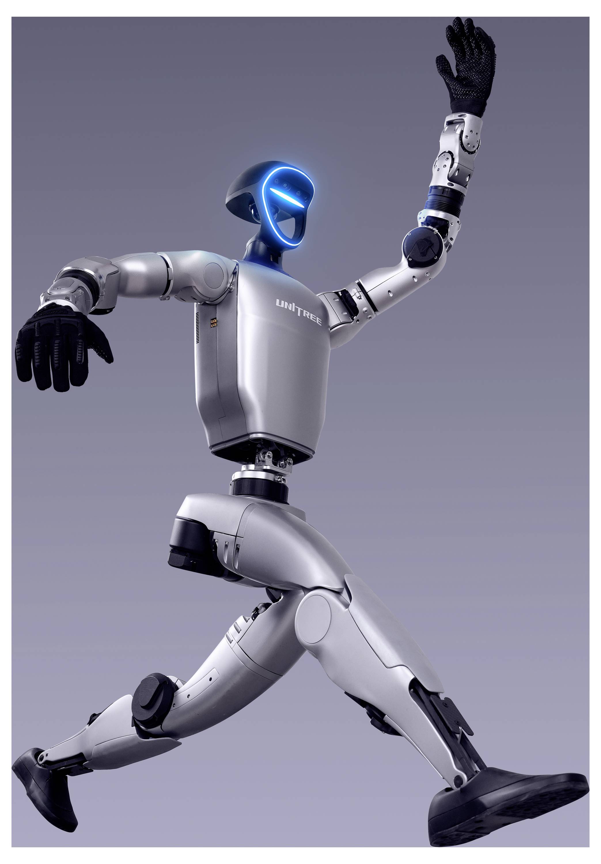 Silberner humanoider Roboter mit leuchtendem blauem Gesicht in mittlerer Schrittposition, ein Arm erhoben, als würde er winken, vor einem einfachen grauen Hintergrund.