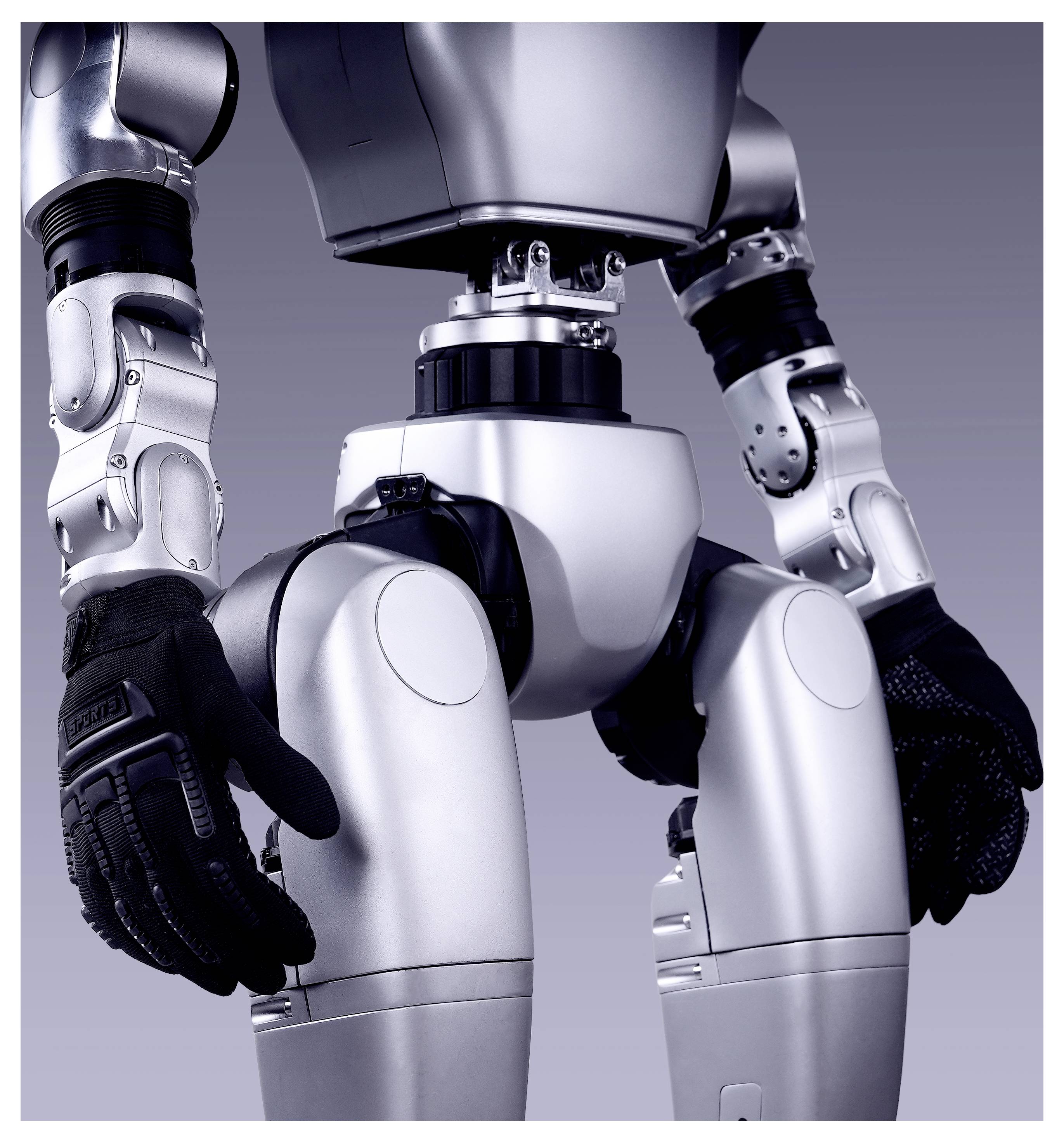 Nahaufnahme des Oberkörpers, der Arme und Beine eines humanoides Roboters mit schwarzen Händen vor einem einfachen grauen Hintergrund.