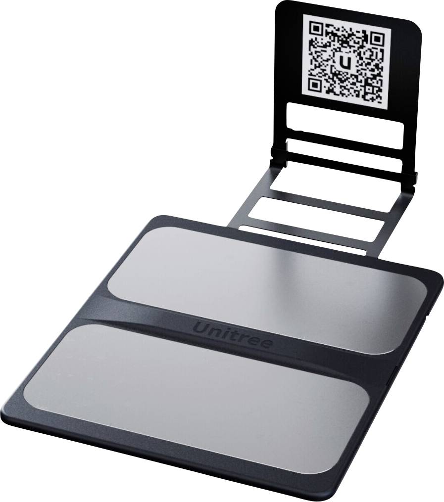 Fußwaage mit einem an einem QR-Code-Display-Ständer befestigt, gezeigt auf weißem Hintergrund.