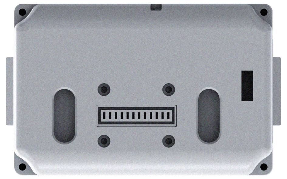 Draufsicht eines grauen rechteckigen elektronischen Gerätegehäuses mit Befestigungslöchern, seitlichen Laschen und einem zentralen Anschlussport.