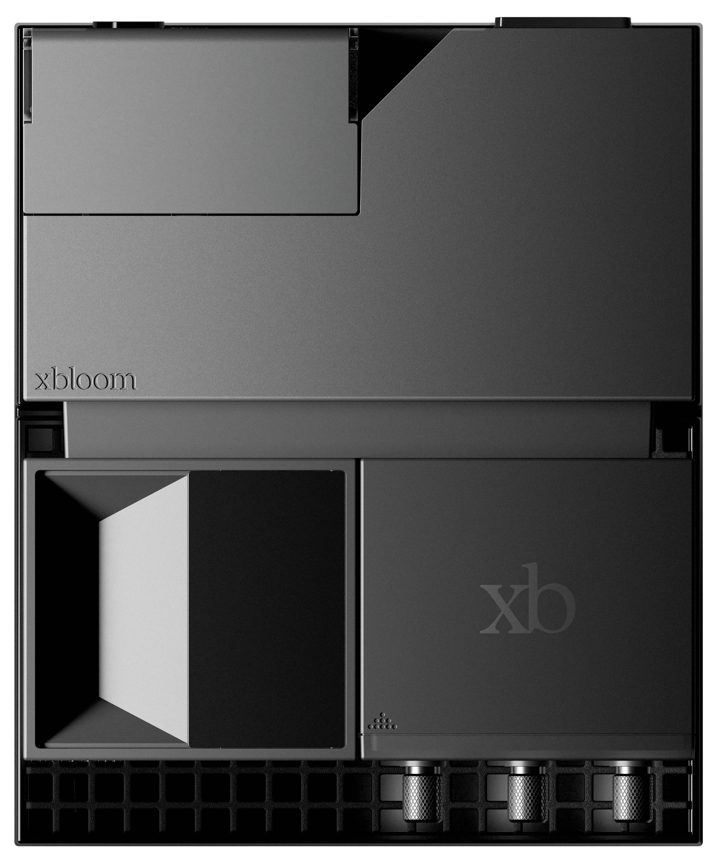 Schwarze xBloom-Kaffeemaschine Vorderansicht mit offener linker Kammer, "xbloom"-Branding und drei Bedienknöpfen am unteren Ende.
