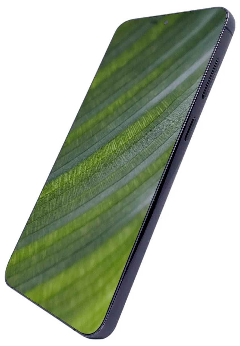 Ein Smartphone, das in einem Winkel gezeigt wird, mit einem grünen Blattmuster-Hintergrundbild auf dem Bildschirm und dunklen Seitentasten.