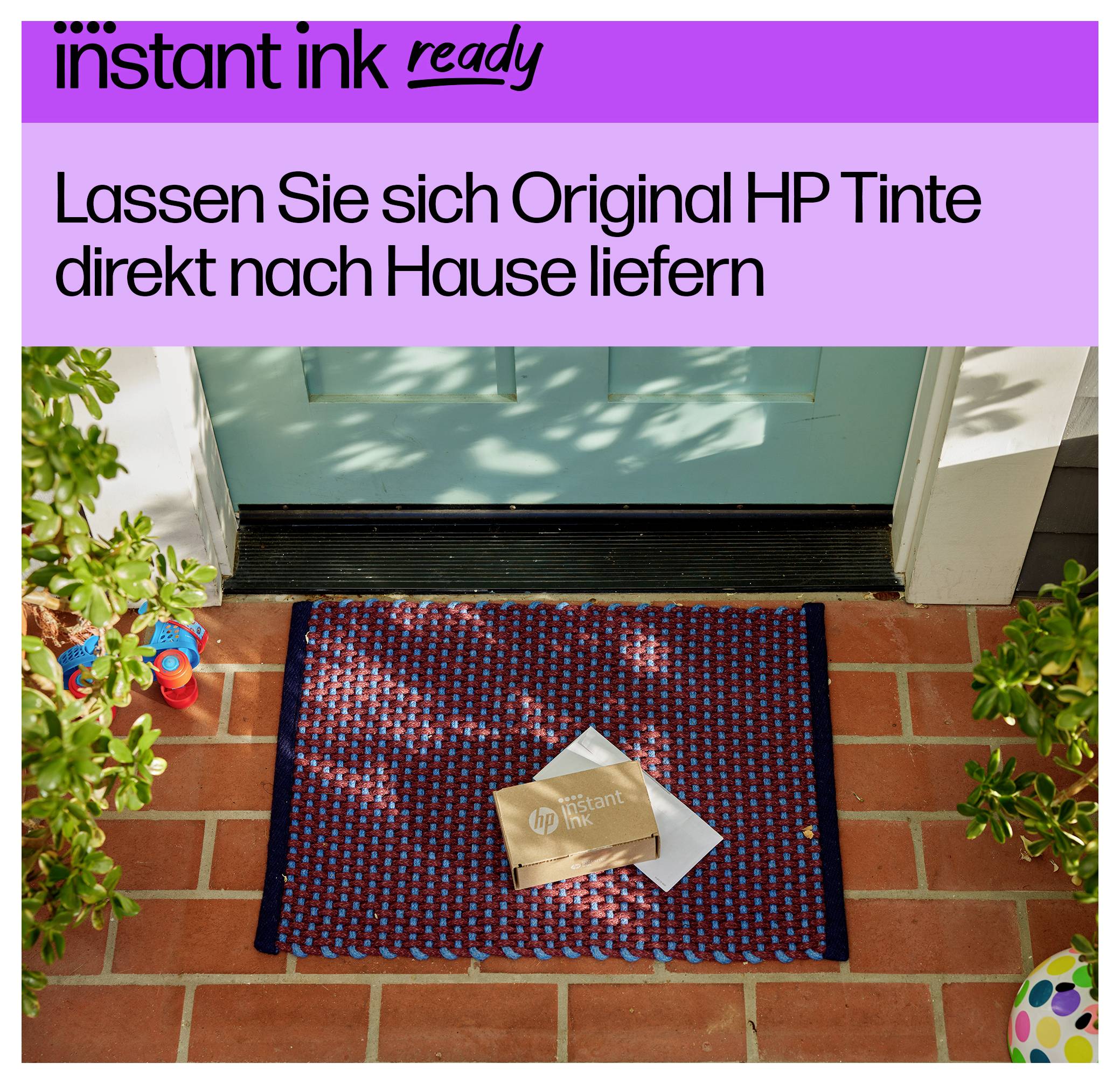 HP 'instant ink ready' Anzeige auf Deutsch: 'Lassen Sie sich Original HP Tinte direkt nach Hause liefern' über einer Haustür mit einem HP Tintenpaket auf einer Fußmatte.