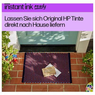 HP 'instant ink ready' Anzeige auf Deutsch: 'Lassen Sie sich Original HP Tinte direkt nach Hause liefern' über einer Haustür mit einem HP Tintenpaket auf einer Fußmatte.