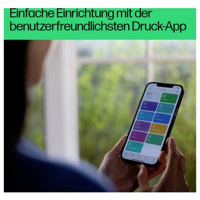 Person hält ein Smartphone mit einem Drucker-App-Einrichtungsbildschirm, mit deutscher Überschrift „Einfache Einrichtung mit der benutzerfreundlichsten Druck-App" darüber.