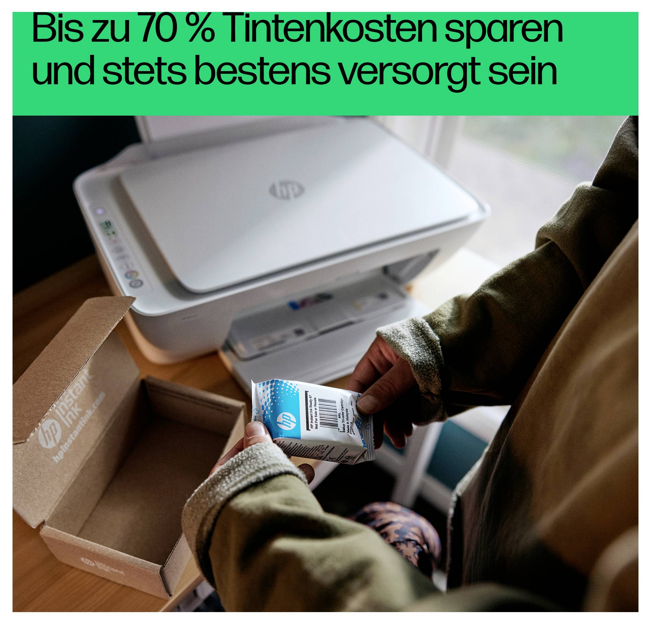 Eine Person hält eine HP-Tintenpatrone neben einem HP-Drucker und einer offenen Schachtel; der deutsche Text lautet „Bis zu 70 % Tintenkosten sparen und stets bestens versorgt sein".