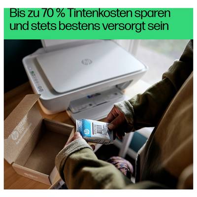 Eine Person hält eine HP-Tintenpatrone neben einem HP-Drucker und einer offenen Schachtel; der deutsche Text lautet „Bis zu 70 % Tintenkosten sparen und stets bestens versorgt sein".